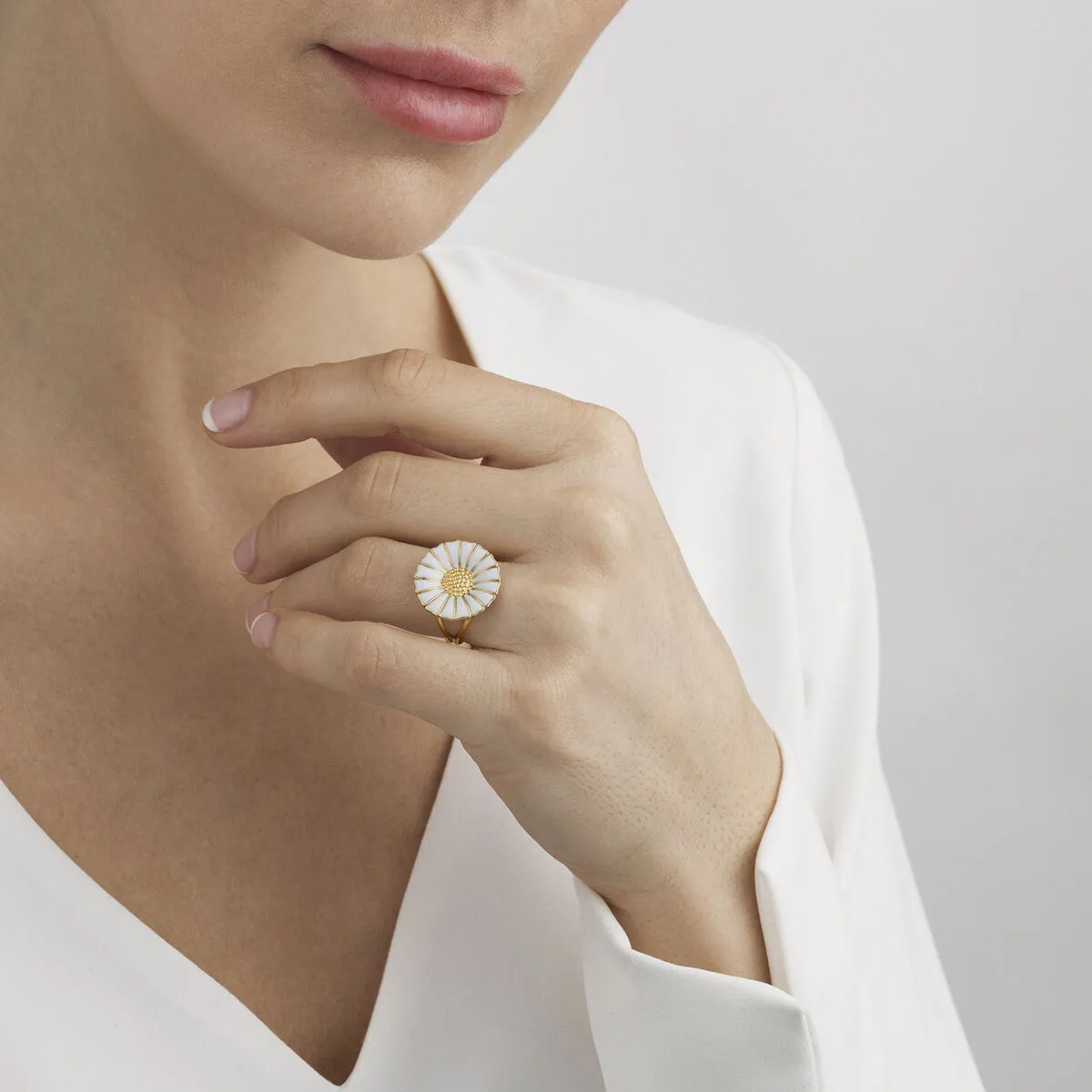 Daisy 18 mm.  Gold Plated Ring