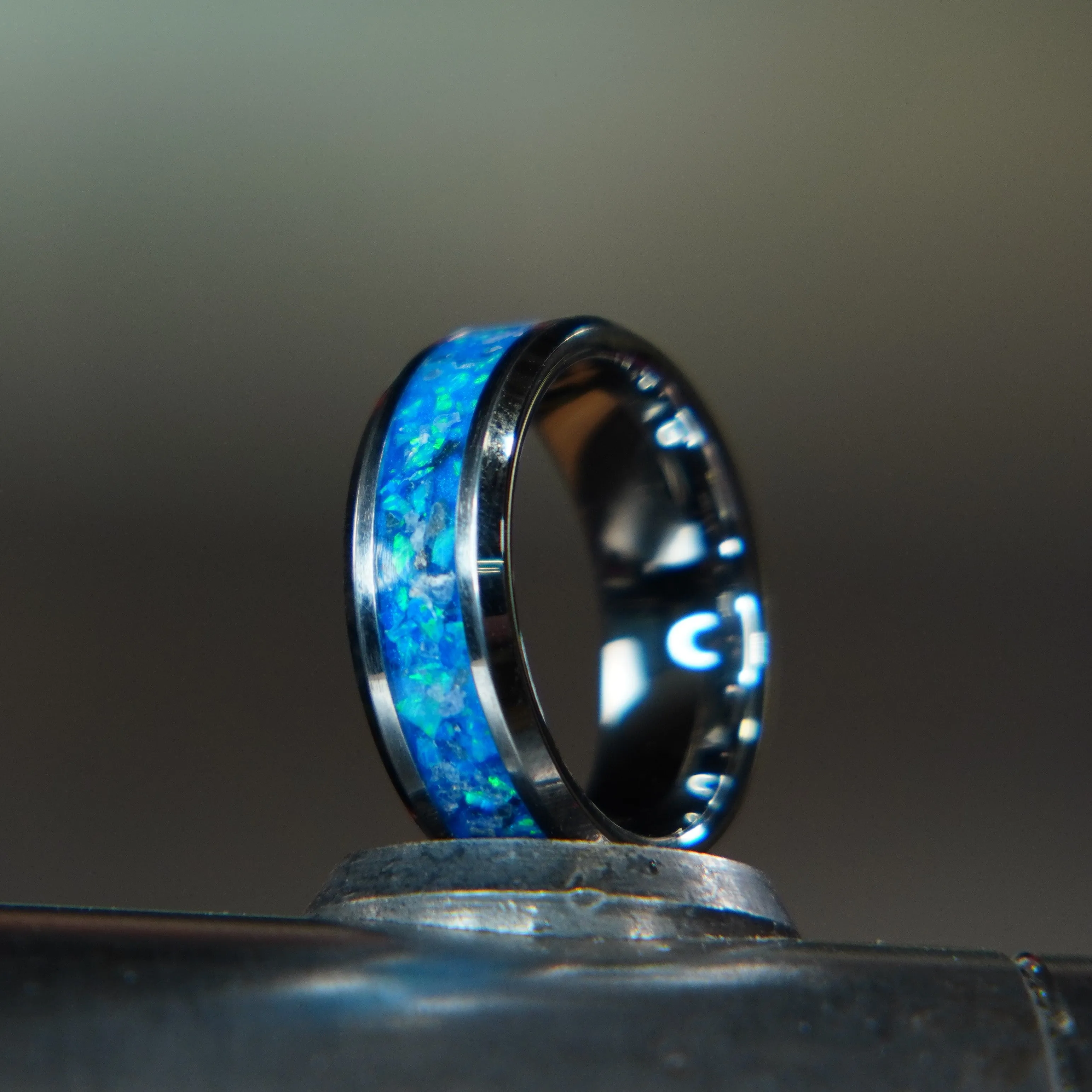 The Winter's Howl | Tungsten Glowstone Ring